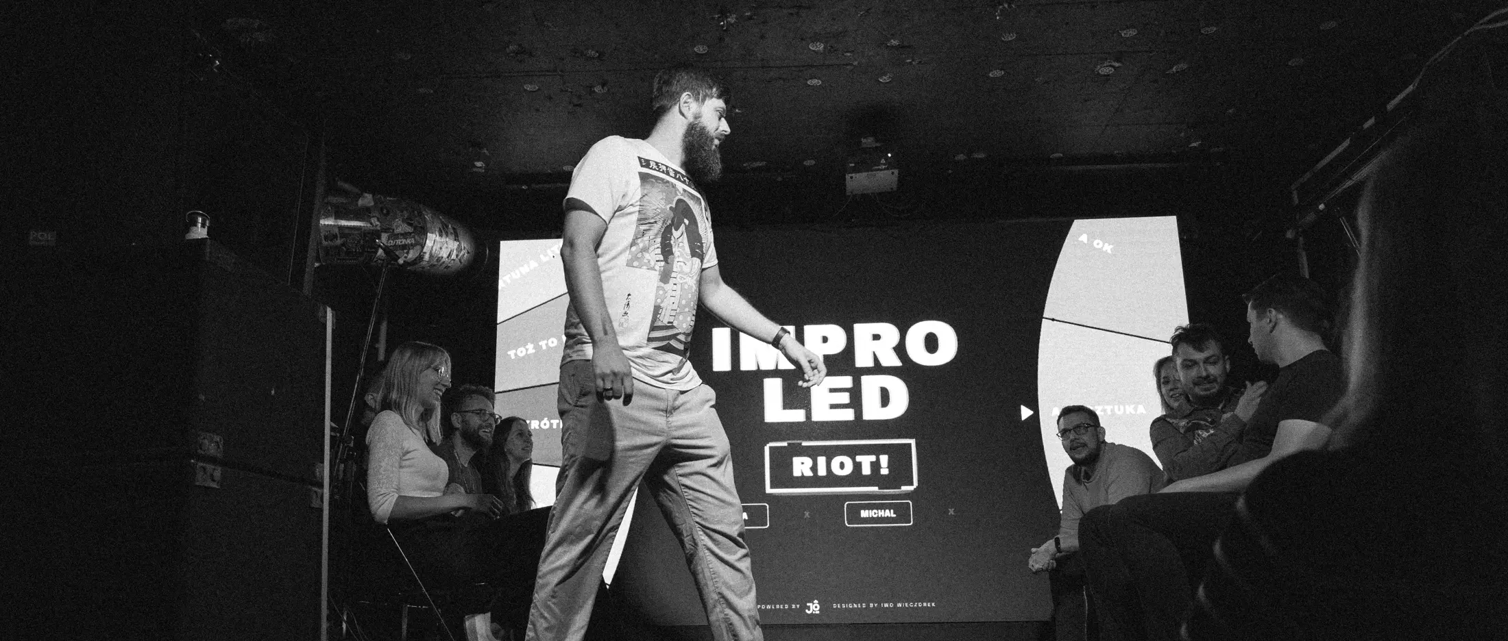 Iwo Wieczorek na scenie Impro Led Riot