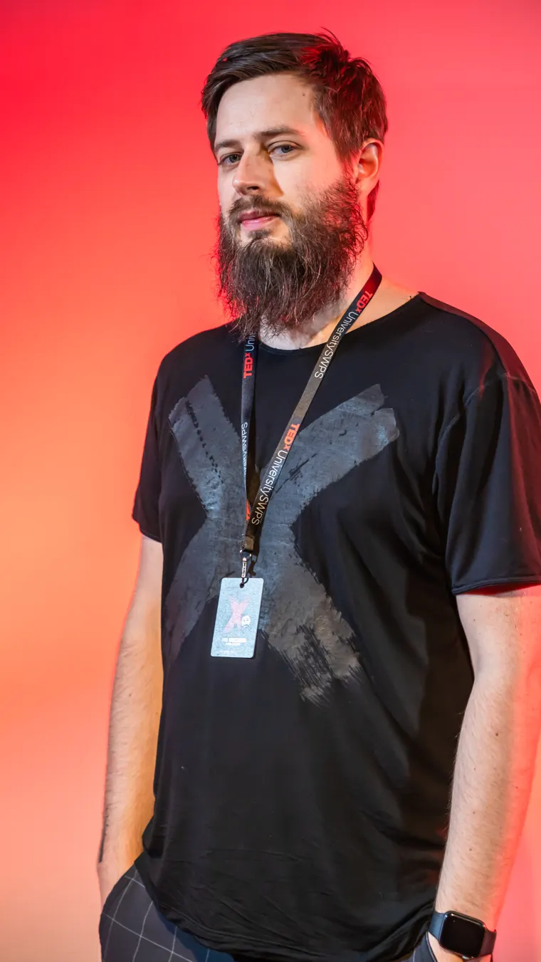 Iwo Wieczorek na scenie TEDx University SWPS